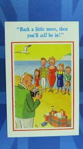 Postal Saucy Comic Años 1930 Caja de Fotografía Cámara ATRÁS POCO MÁS TODO ESTAR DENTRO - Imagen 1 de 2