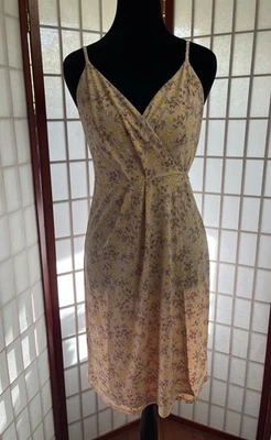 BCBGeneration Lindo Vestido Floral Midi Envolvente con Tirantes Ajustables. Talla XS Foto 1 de 4