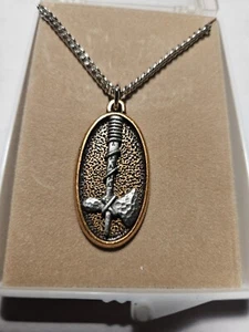 Hatchet Pendent - Picture 1 of 3