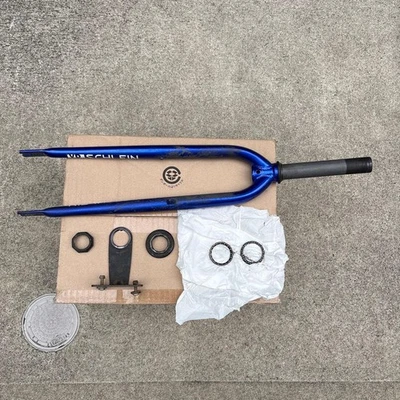 Horquilla delantera azul con rodamiento Santuario 26 pulgadas Foto 1 de 4