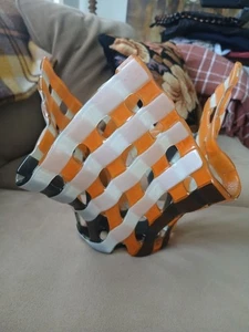 Cesta de vidrio fundido artesanal con diseño de celosía naranja blanco y negro aspecto años 70 - Imagen 1 de 9