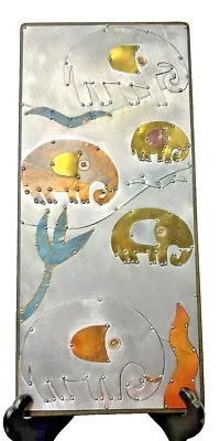 Panel de arte de pared de metal vintage hecho a mano para elefantes firmado por la artista Sue Jowell Foto 1 de 4