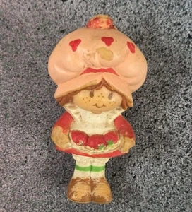 Vintage 1981 PVC Mini Figur Strawberry Shortcake mit Erdbeeren in Schürze - Bild 1 von 2