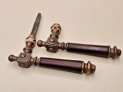 Lote 2 perillas manijas puerta letonas vintage años 1900 madera latón Foto 1 de 4