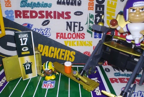2021 NFL Series 10(X) Teenymates GB Packers WR DeVante Adams figure & locker set Cover