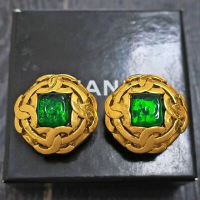Pendientes redondos vintage CHANEL chapados en oro con logotipos CC verde Gripoix #555c de elevación Foto 1 de 4