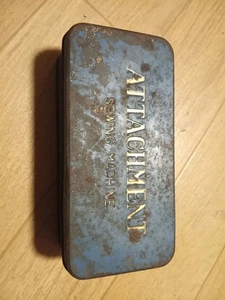 Antiker Metall-Scharnierkasten mit Nähmaschinenzubehör (Füße, Fingerhut, Spule - Bild 1 von 24