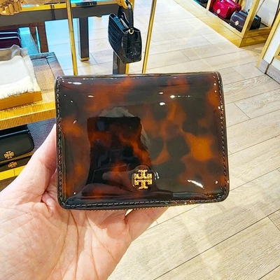 Última Cartera Compacta Tory Burch Emerson Charol Tortuga 165945 Foto 1 de 4