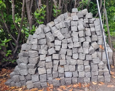 Historische Pflastersteine aus Granit ca. 10-12 cm Kantenlängen - Bild 1 von 4