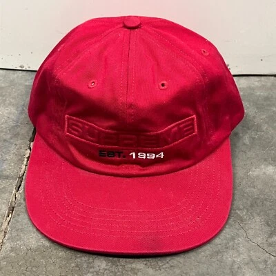 Gorra Supreme de 6 paneles para hombre roja con logotipo en relieve billete plano ajustable con correa Foto 1 de 4