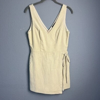 Lulus 灯芯绒人造裹身短裙连身裤绑带 V 领无袖米色 XS — 第 1/4 张图片