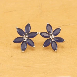 Elegantes aretes con flores de circonita cúbica azul con montura de plata de ley - diseño floral - Imagen 1 de 7