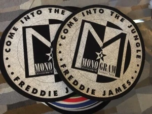 Vintage ""Come Into the Jungle, de Freddie James, alfombra deslizante rec con monograma, conjunto de 2 - Imagen 1 de 1