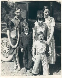 1935 Press Photo Louis Bonifas With His Family of Washington Weyerhaeuser Case - Picture 1 of 2