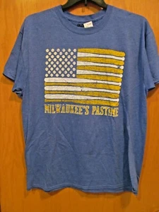 Milwaukee BASEBALL ~ Flagge MILWAUKEE'S PASTIME TEE Shirt ~ Herren MEDIUM ~ Neu mit Etikett - Bild 1 von 1