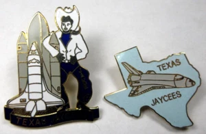 Lote de 2 Texas Jaycees JCs recuerdo pines de metal transbordador espacial Jake mapa de Texas - Imagen 1 de 6