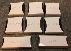 Nachlass Konvolut - 8 Avon Schmuck Halskette Armband Anhänger Uhren Geschenksets Neu im Karton NEU - Bild 1 von 11