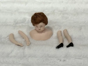 Cabeza, brazos y piernas de muñeca de porcelana tamaño casa de muñecas - Imagen 1 de 8