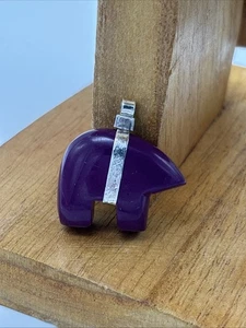 Ciondolo orso Zuni intagliato Sugilite viola con fascia in argento sterling - Foto 1 di 5