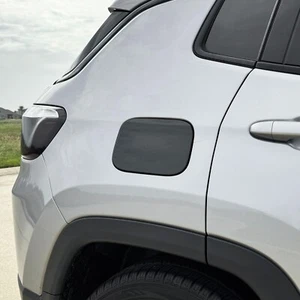 Superposición de vinilo Blackout para puerta de tapa de gasolina Jeep Compass 2017-25 - Imagen 1 de 2