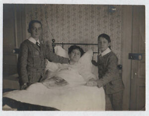 PHOTO ANCIENNE Femme au lit allitée Alité 1900 Enfant Donner la Main Chambre