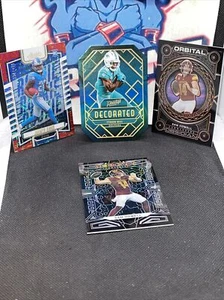 ¡Lote de 4 cartas de fútbol obsidiana 2023! Estuche Tyreek Hill Hit Jamyr Gibbs/499 Rc Plus - Imagen 1 de 3
