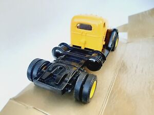 1/43 o scale ERTL 1947 International KB-12 Crouse Cartage prime mover truck 
