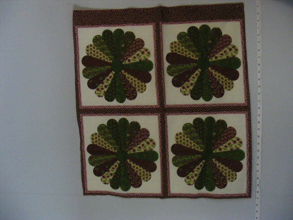 Four Pillow Panel,"Dresden Plate Green & Burgundy",27" x 24 1/2",Cotton Blend  Foto 1 de 1