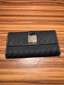Cartera Liz Claiborne negra con herrajes dorados patrón LC - Imagen 1 de 10