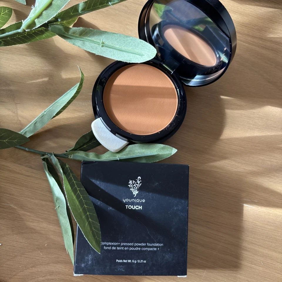 Base en polvo prensada Younique Complexion en Cabretta Foto 1 de 1