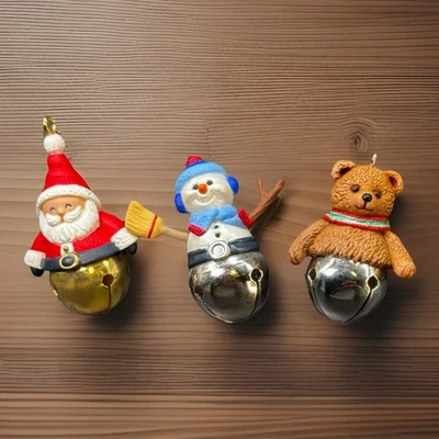 3 enfeites em miniatura de sinos de Natal lembrança Hallmark Papai Noel boneco de neve ursinho de pelúcia - Imagem 1 de 4