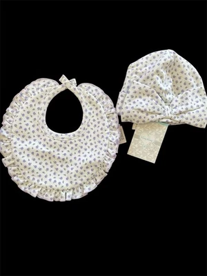 Babador e chapéu com babados Kissy Kissy novo com etiquetas branco/lilás “Rosebuds En Pointe” -0-3Mos - Imagem 1 de 4