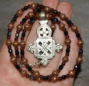 Collar de cruz de metal cristiano copto etíope granate y cuentas de cobre africano - Imagen 1 de 7