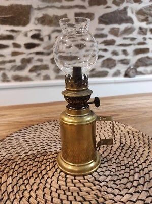 ANCIENNE LAMPE A PETROLE en LAITON COLLECTION Made In France  - Photo 1/4