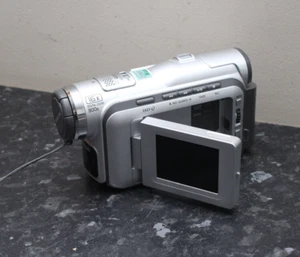 Samsung VP-D101 Handheld Mini DV Camcorder UNTESTED NO CHARGER READ NOTES - Picture 1 of 20