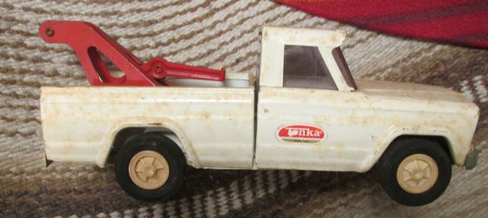 vintage tin Tonka tow truck 9" long hard rubber tires toys Jeep - Image 1 of 4