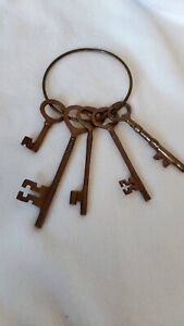 Vintage Jail Cell Skeleton Keys Decorative Set of 5 on Ring Large Brass