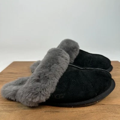 Nuevas pantuflas cómodas forradas de piel de oveja negras Ugg Scuffette II para mujer talla 7 M Foto 1 de 4