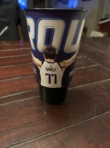 NBA Dallas Mavericks Doncic #77 - 32 OZ. SOUVENIR PLASTIKBECHER - Bild 1 von 6