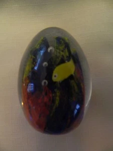 BONITO PISAPAPELES NÁUTICO COLORIDO EN FORMA DE HUEVO CON PECES - USADO EN EXCELENTE ESTADO - Imagen 1 de 5