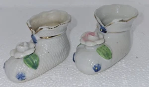 Paar (2) Vintage dekorative weiße Porzellan Baby Bootie Schuhe mit Rose PLZ LESEN - Bild 1 von 5