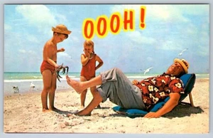 Escena de playa, niños traviesos, cangrejo pellizcante, víctima de siesta, postal vintage - Imagen 1 de 2