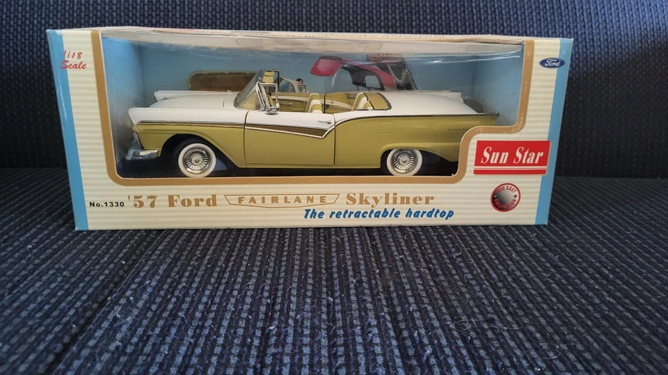 Sun Star 1957 Ford Fairlane Skyliner Retractable Hardtop GreenWhite 1:18 Diecast - Image 1 of 4