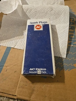 Свечи зажигания новые из старых запасов Chevy Truck GM 5569992 ACDelco свечи зажигания R43 упаковка из 8 штук - Изображение 1 из 3