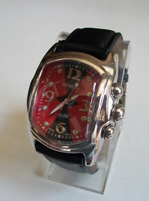Reloj de hip hop informal de moda con correa de cuero rojo y negro con acabado plateado para hombre Foto 1 de 4