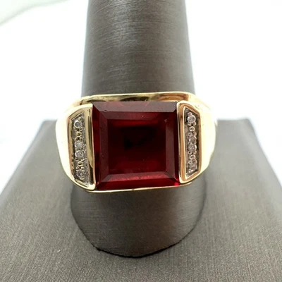 14K 585 Yellow Gold 7.79G 0.048ctw Diamond Red Stone Ring Sz: 11.5 (WMP015193) - Image 1 of 4