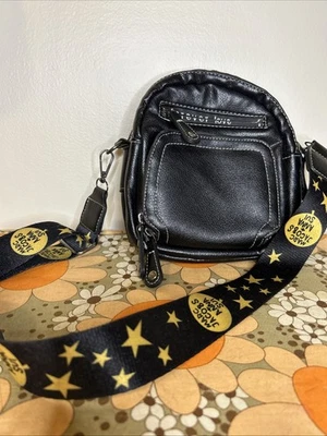 Cartera Bandolera Punk Marc Jacobs Anna Sui Forever Love Correa Estrella Dorada y Negra Foto 1 de 4