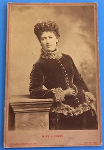*Original* MISS J VOKES 1880's Cabinet Photo LONDON PANTOMIME THEATRE ACTRESS - Imagen 1 de 2