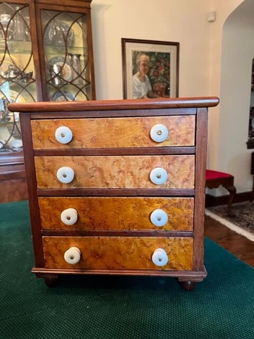 ANTIQUE 4 DRAWER CHILD'S DOLL SIZE FOOTED CHEST OF DRAWERS Cover