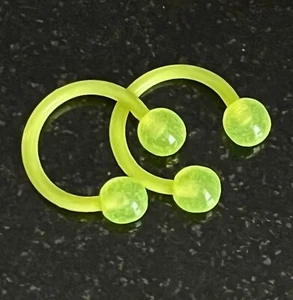 PAIR Glow in Dark Flexible Circular Barbells Septum Eyebrow Nipple Tragus Ring - Picture 1 of 10